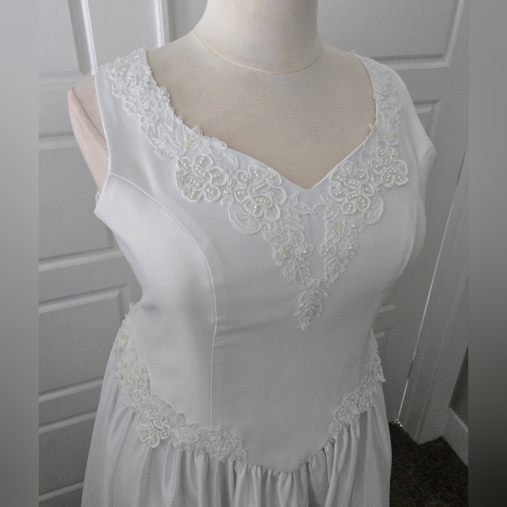 White Satin Sleeveless Wedding Dress Ballgown - Picture 2 of 8